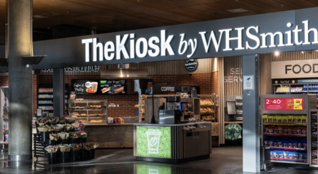 TheKiosk av WHSmith i ein moderne butikkinnstilling med utval av mat og drikke, tidsskrift og bøker