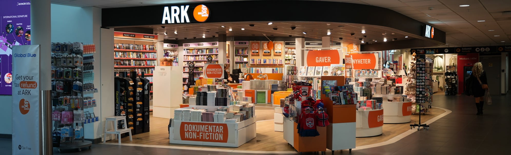 ARK bokhandel på Stavanger lufthavn (SVG), en norsk bokhandel plassert i lufthavnterminalen, med et butikkvindu som viser bøker, blader og merkevareskilting.