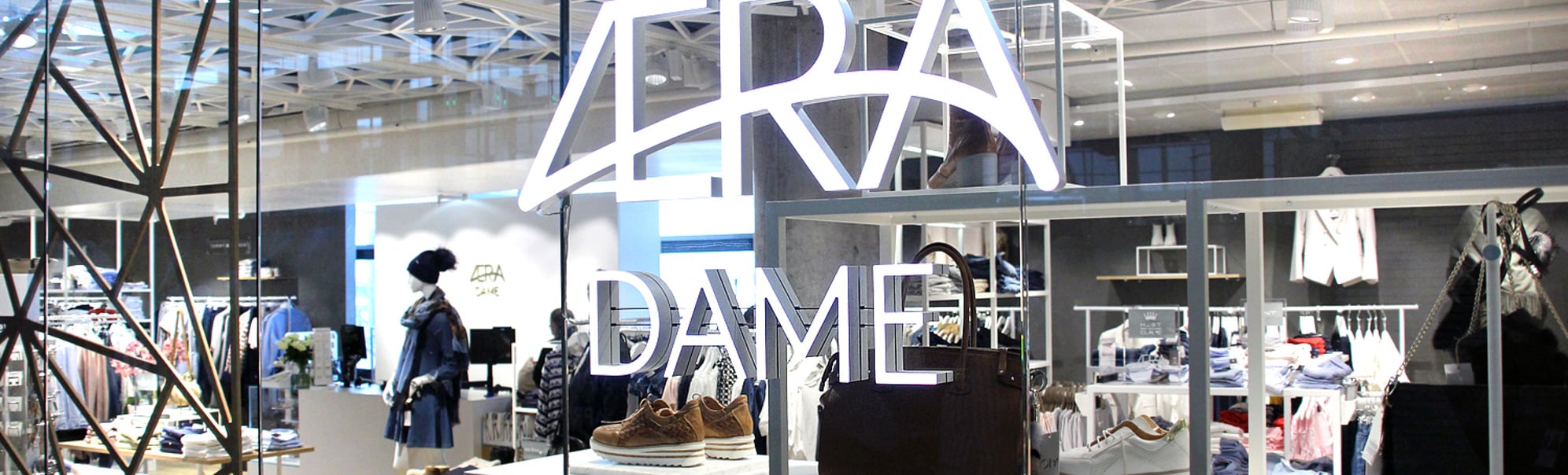 Butikkvindauge til Zara Dame i ein moderne kjøpesenter med kle og tilbehør på utstilling