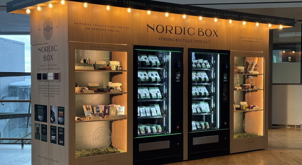 Nordic Box automat med lokale handlaga gåver, open 24/7, i ein lys og moderne innandørs atmosfære