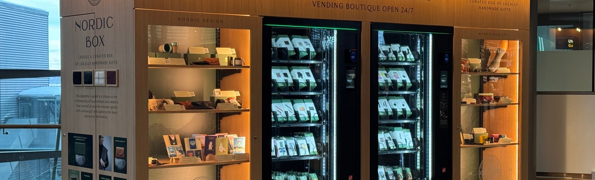 Nordic Box automat med lokale handlaga gåver, open 24/7, i ein lys og moderne innandørs atmosfære