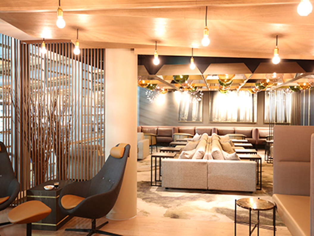 Moderne lounge med stilfull innredning, komfortable sitteplasser, dempet belysning og dekorative elementer.