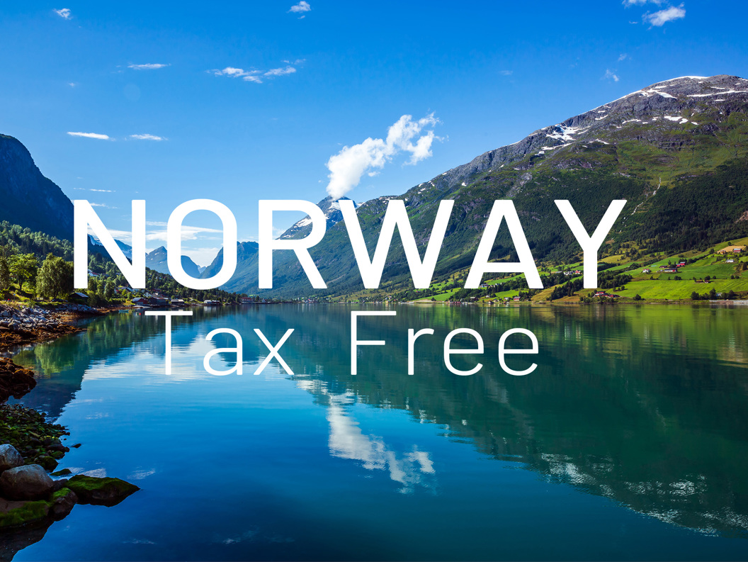 Personer ved en Global Blue tax-free-refusjonsdisk på en flyplass. To menn står ved skranken under et blått skilt som viser "Tax Free Refunds".