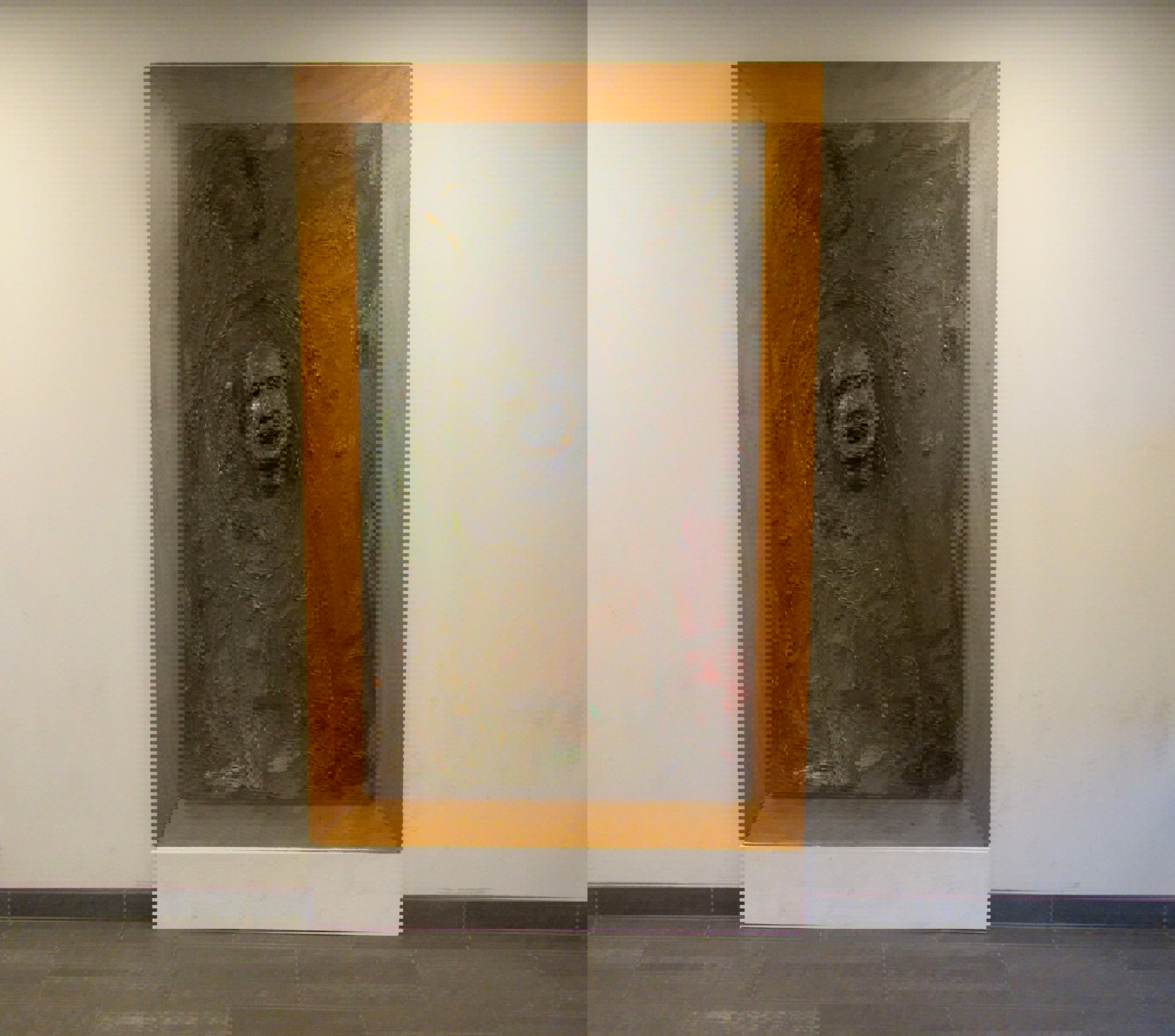 Vegghengt kunstverk med et abstrakt portrett i en tykk, teksturert stil, innrammet av lyst treverk