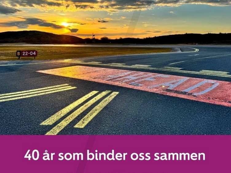 Solnedgang over rullebane med markeringer og teksten «40 år som binder oss sammen»